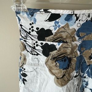 Super cute floral skirt! Back seam is coming apart a little